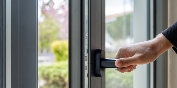 Fabricantes / Instaladores de Puertas y Ventanas de Aluminio / PVC en Reus · Cierre Hermético