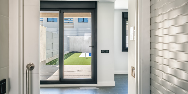 Fabricantes / Instaladores de Puertas y Ventanas de Aluminio / PVC Reus · Bisagra Oculta