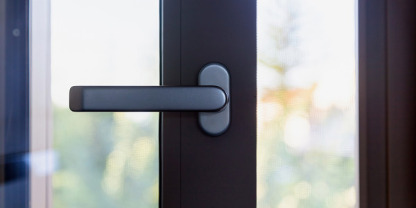 Puertas y Ventanas Aislantes de Aluminio / PVC Reus · Cierre Hermético