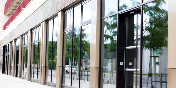 Puertas y Ventanas Aislantes de Aluminio / PVC Reus · Raíl Empotrable Adaptado al Paso de Minusválidos